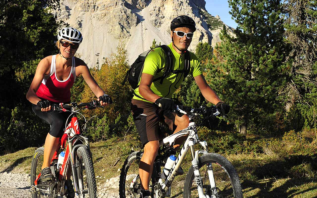 Due ragazzi si godono un itinerario in mountain bike sull'Alpe di Fanes
