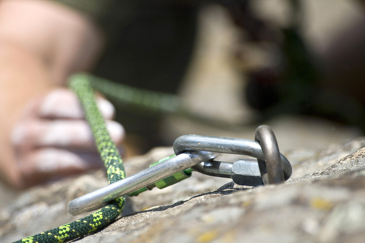 Detail eines Karabiners und eines Seils, das beim Klettern verwendet wird