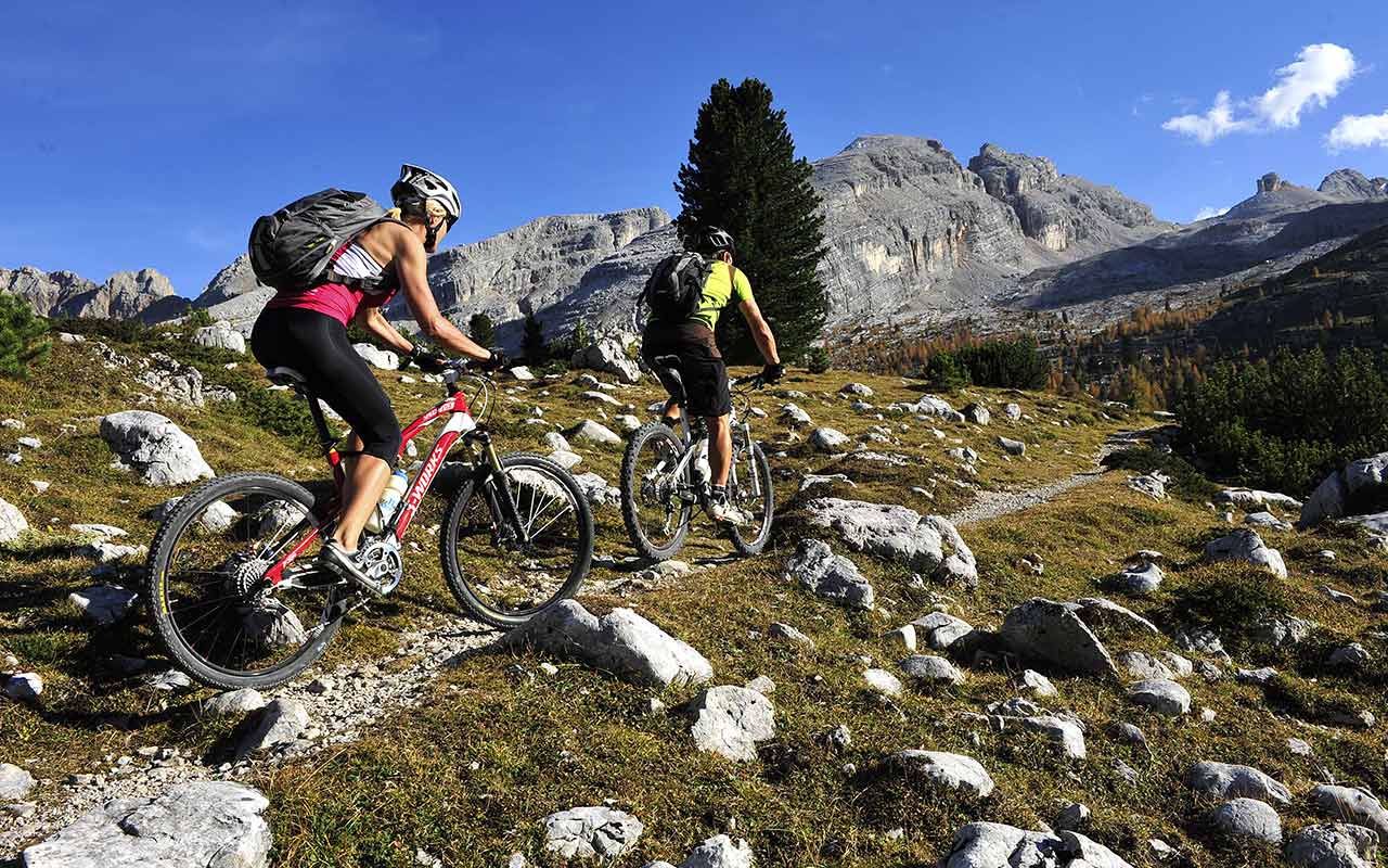 Due ragazzi affrontano una salita tra le rocce nei dintorni del Rifugio Fanes