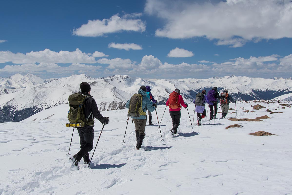 Un uomo in lontananza durante un'escursione nella neve nei dintorni del Rifugio Fanes