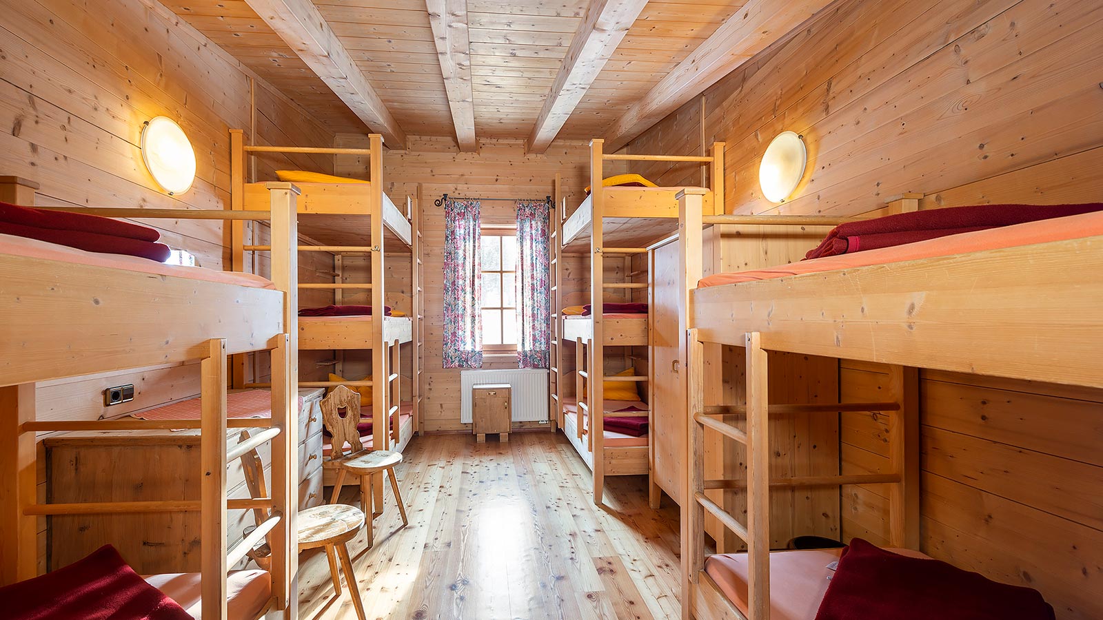 Uno dei dormitori del Rifugio Fanes in Val Badia