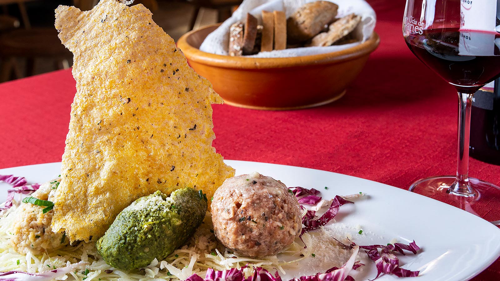 Primo piano di un piatto di canederli e polenta