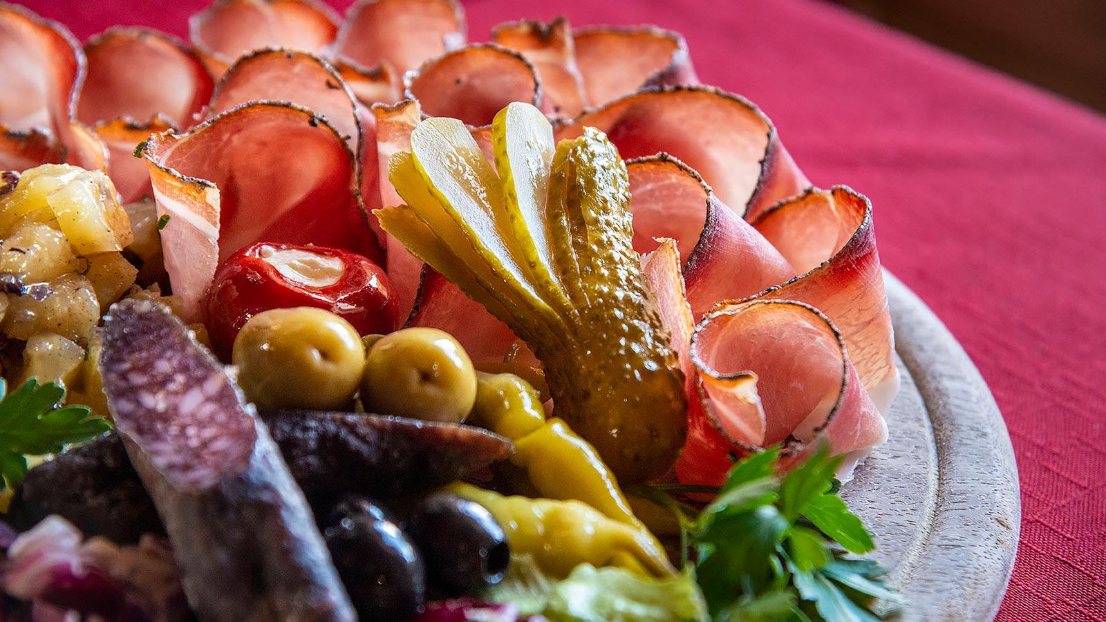 Ein traditionelles 'Aufschnittbrettl' mit Speck und Käse