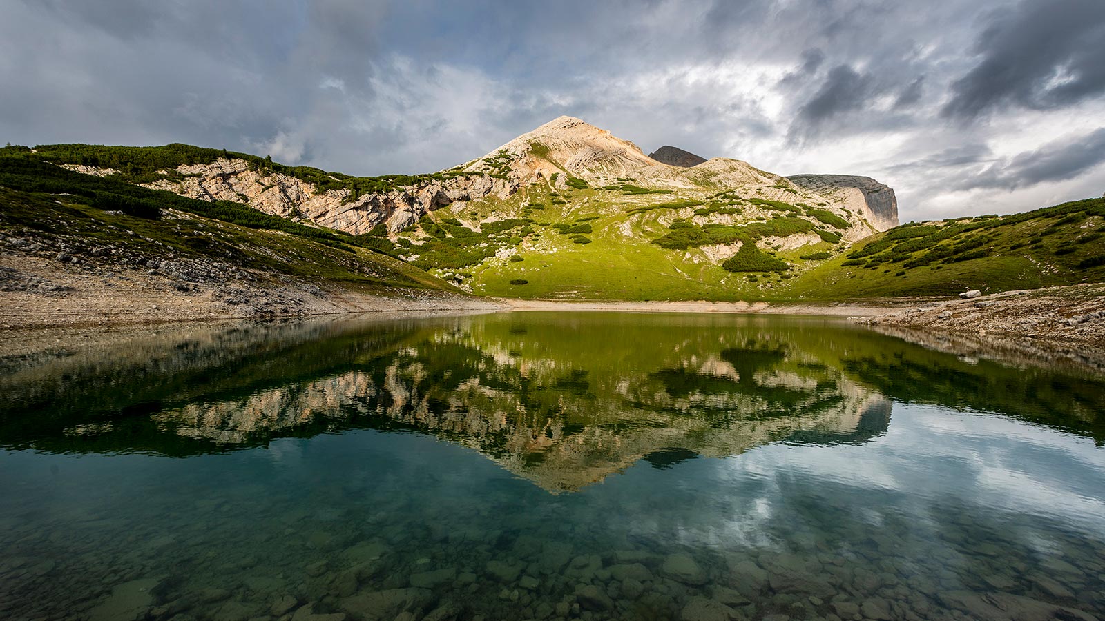 Uno dei laghi nel Parco Naturale Fanes-Senes-Braies